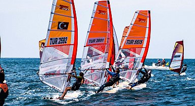 Foça'da yelken ligi yarışları ilgi gördü