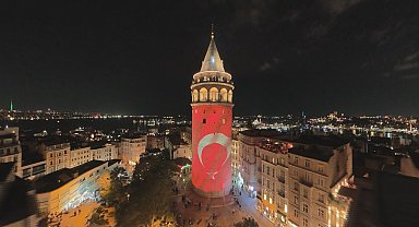 Galata Kulesi, İstanbul'un kurtuluşunun 103'üncü yıl dönümü nedeniyle Türk bayrağıyla ışıklandırıldı