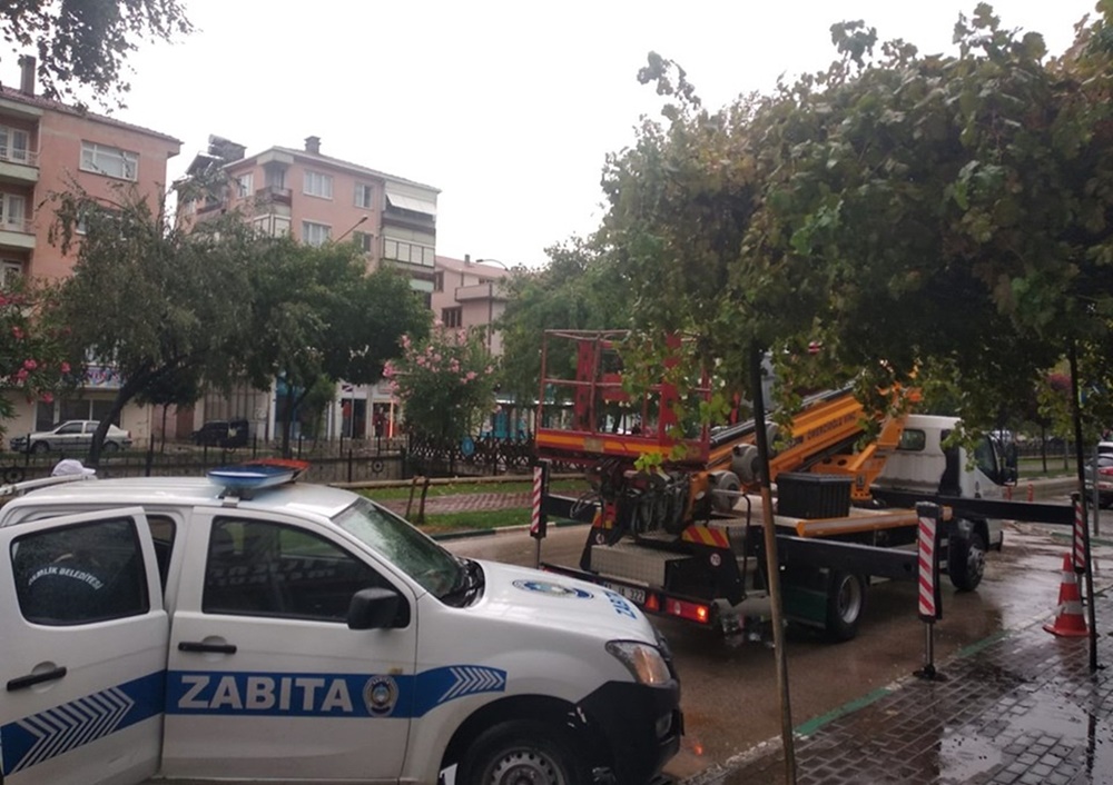 Gemlik Belediyesi ekipleri fırtınaya meydan okudu