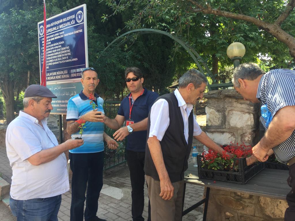 Gemlik Belediyesi’nden Yüzlerce Çiçek Kabirlere Dikilecek