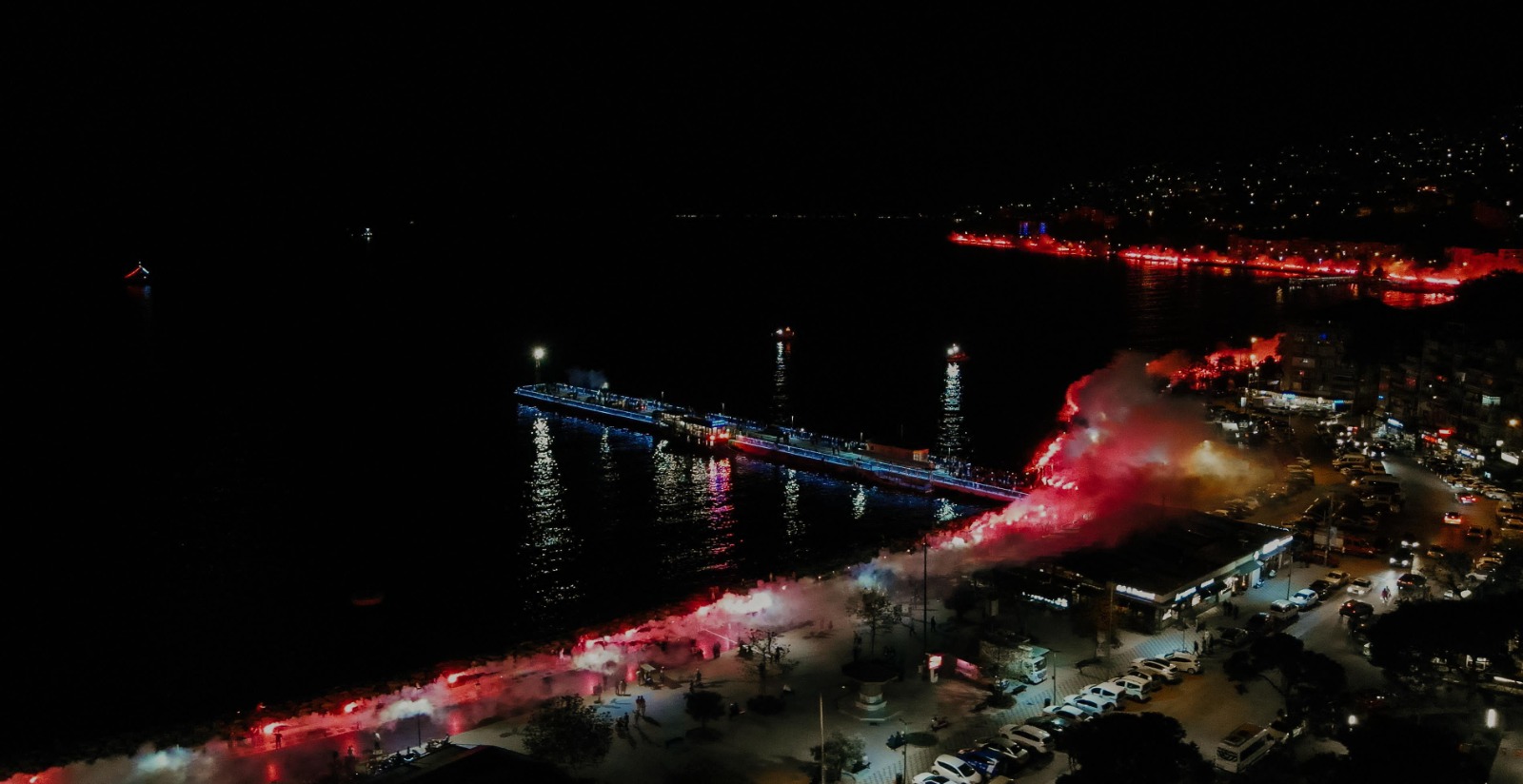 Gemlik’te binlerce meşale Cumhuriyet için yakıldı.