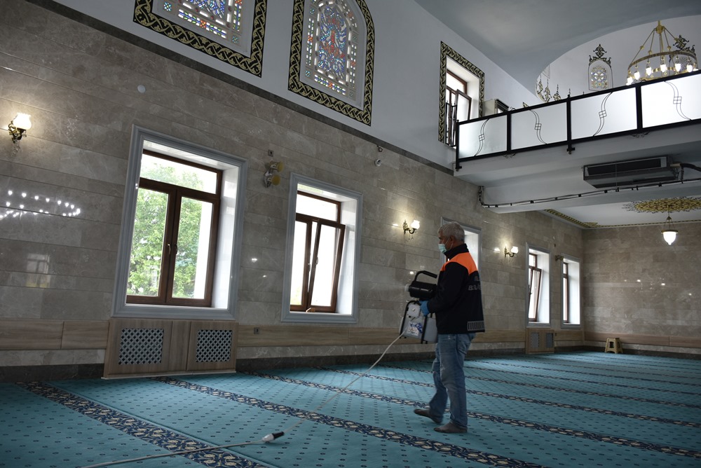 Gemlik’te camiler dezenfekte ediliyor