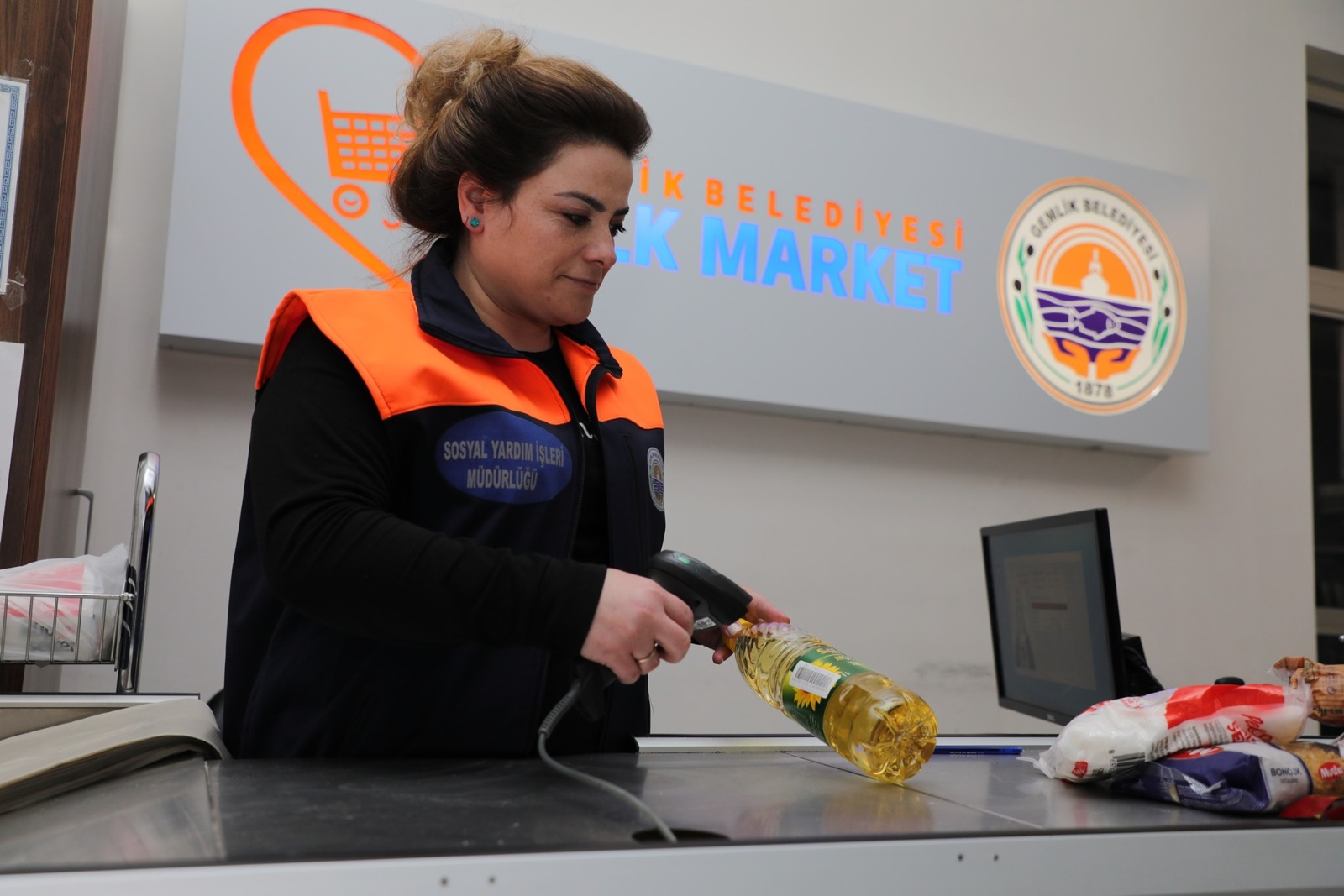 Gemlik’te paranın geçmediği market, ihtiyaç sahiplerine 5 milyon kredilik yardım sağladı