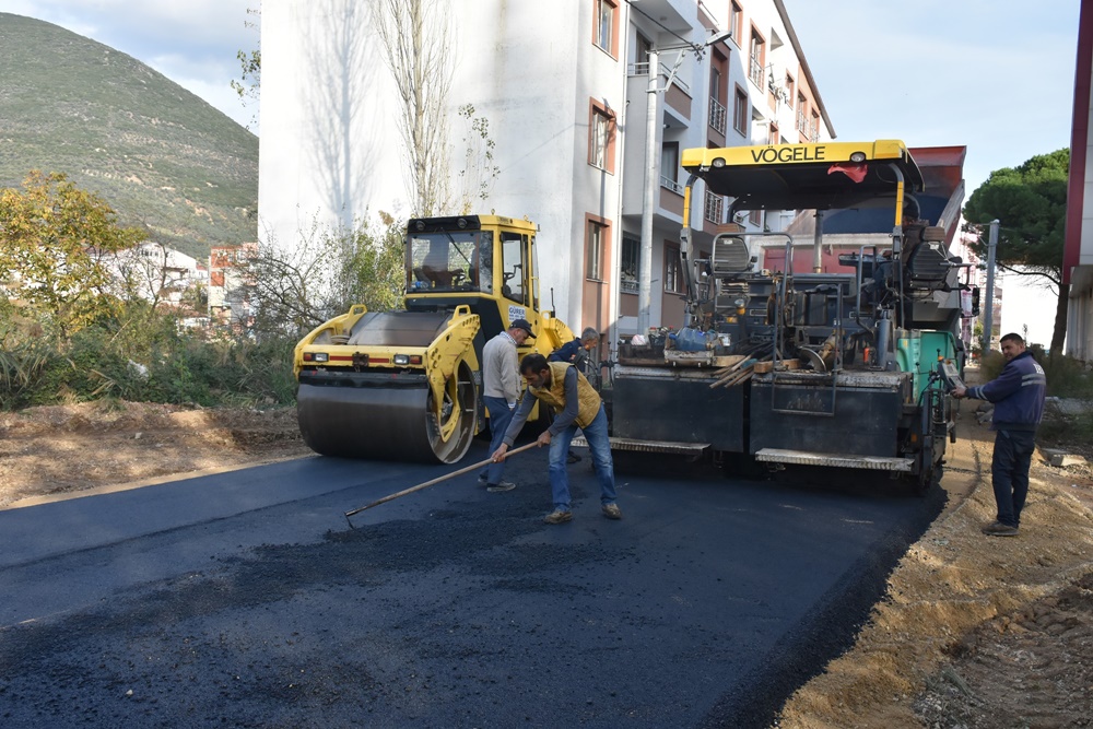 Gemlik’te sıcak asfalt çalışmaları devam ediyor