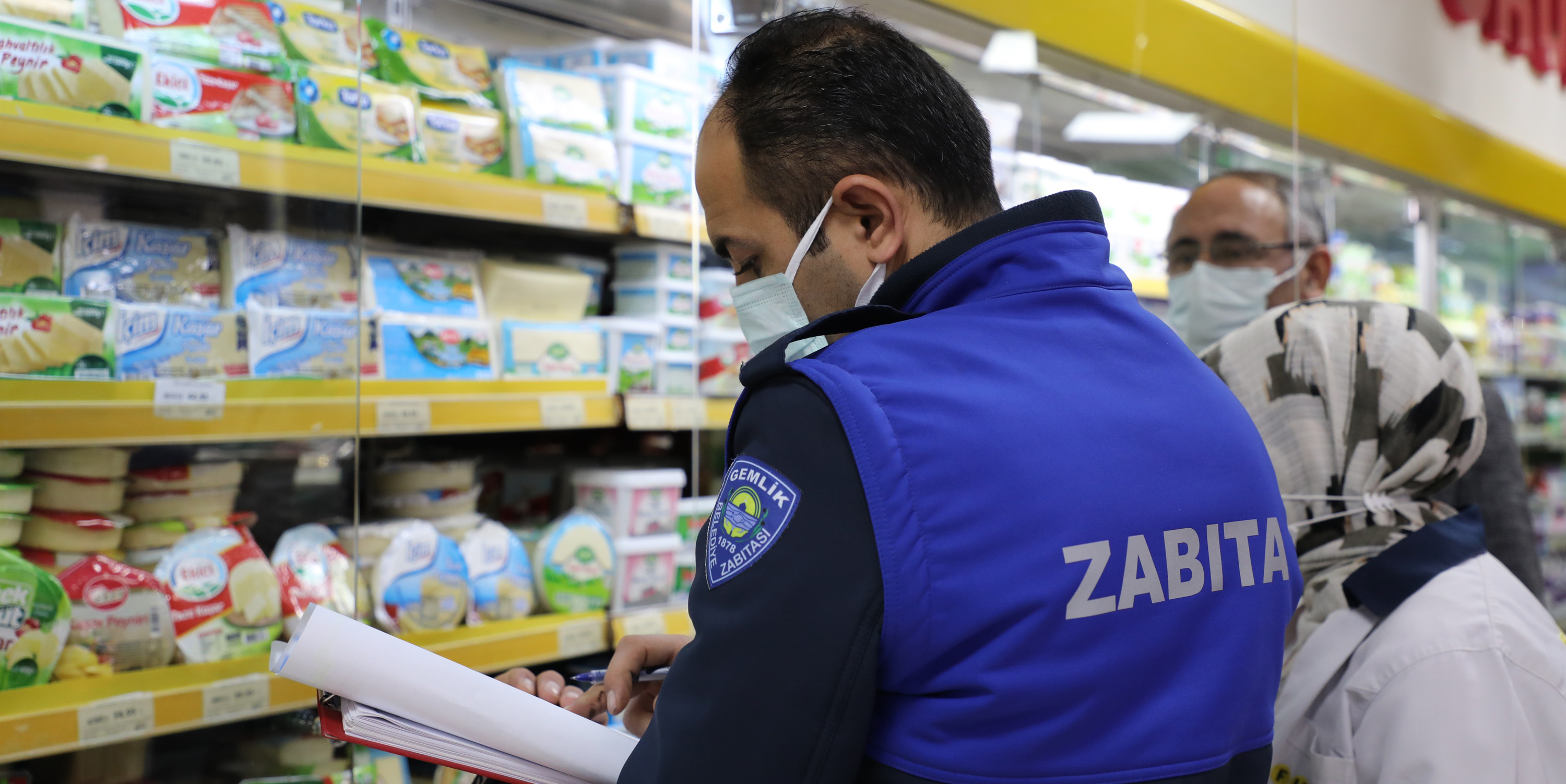 Gemlik Zabıtası vatandaşın yanında