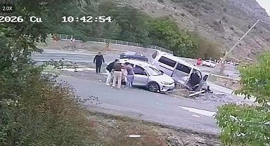 Gümüşhane'de minibüs ile otomobilin çarpıştığı kaza kamerada: 4 yaralı