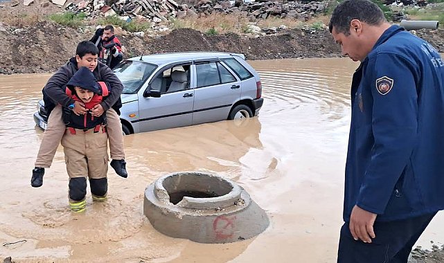 Hatay'da sağanak; otomobilde mahsur kalan öğrencileri itfaiye kurtardı