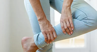 Herkes kas yorgunluğu sanıyor ama gerçek çok farklı! Bacağınızdaki bu belirtiye dikkat