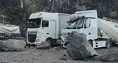 Hopa'da TIR parkında heyelan: 1 ölü