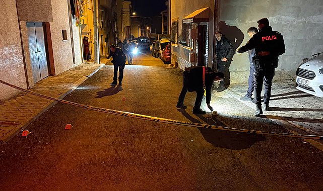 Husumetlisini evinin önünde pusu kurup silahla yaraladı