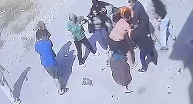 İki aile arasındaki keserli ve bıçaklı kavga kamerada