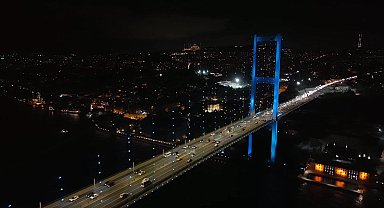 İstanbul Boğazı'ndaki köprüler turkuaz renge büründü