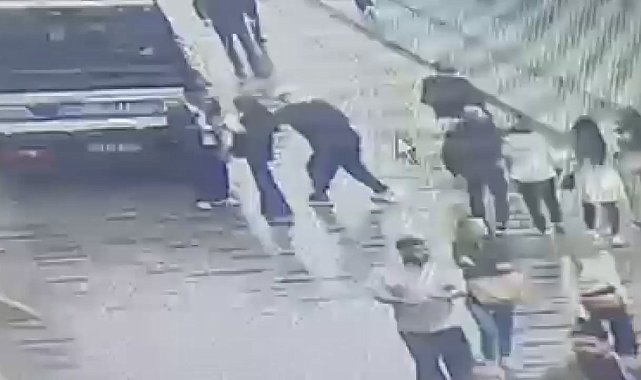 İstiklal Caddesi'nde cep telefonu çalan şüpheli suçüstü yakalandı; kapkaç kamerada