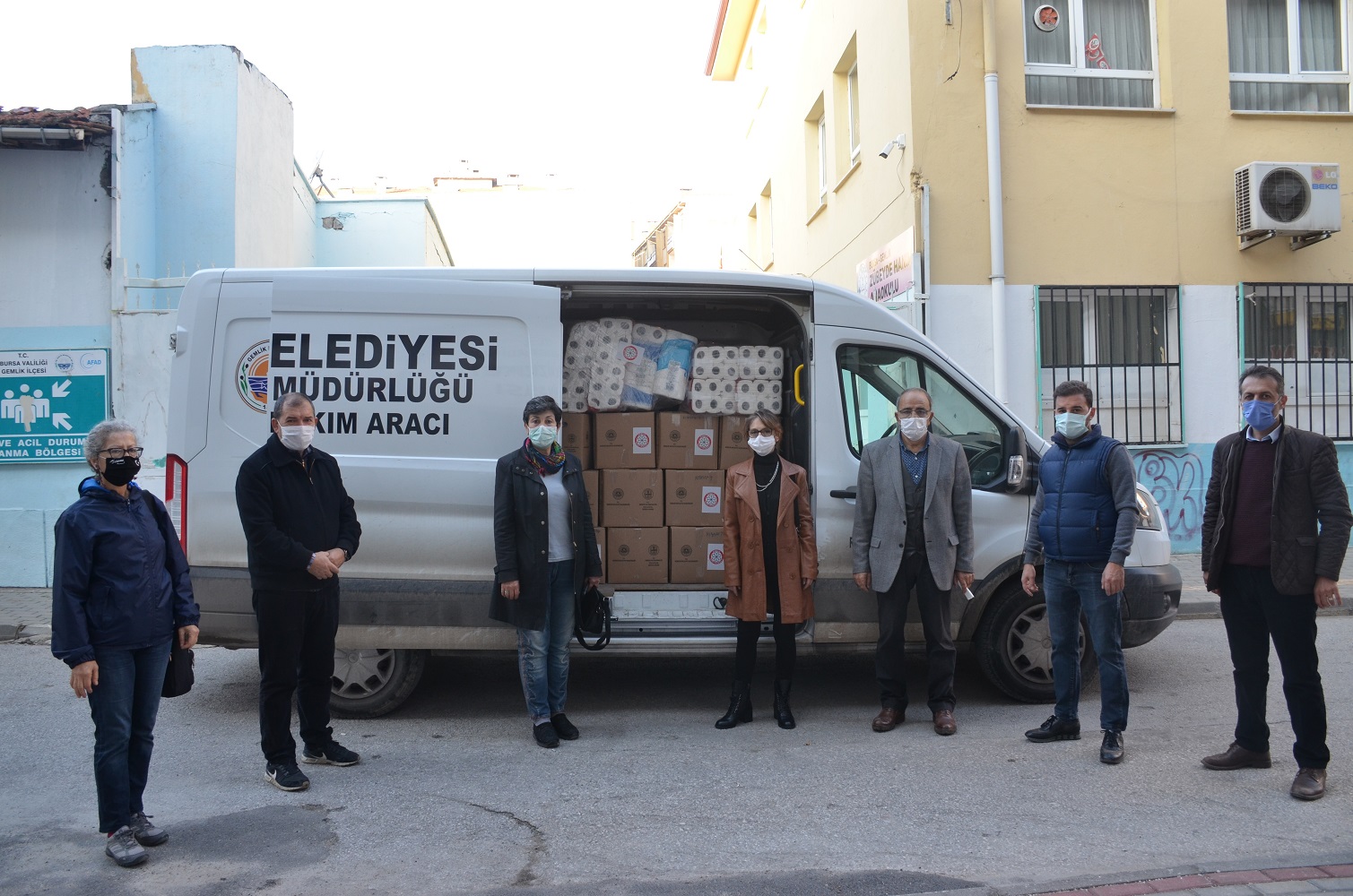 İzmir’e 100 koli yardım yola çıktı