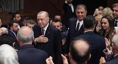 İzmir ilk kez AK Parti’de! Cemil Tugay’ın rozetini Cumhurbaşkanı Erdoğan taktı