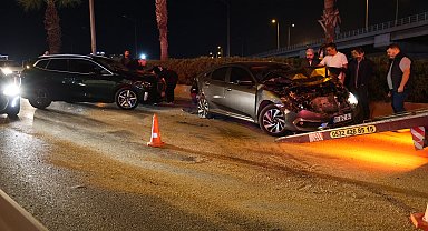 İzmir'de 7 otomobil, 1 motosikletin karıştığı zincirleme kaza: 4 yaralı