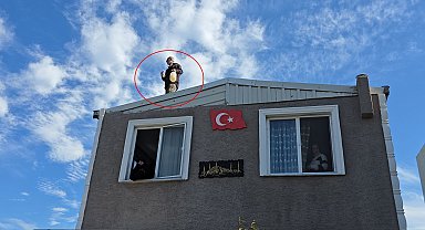 Kaçak evinin yıkımına engel olmak için benzin bidonuyla çatıya çıktı