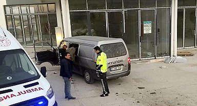 Kaçak göçmenleri taşıyan minibüs iş yerinin duvarına çarptı: 5 yaralı