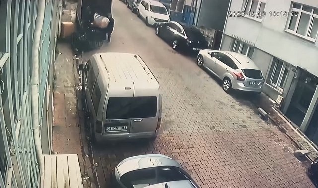 Kağıthane'de temizlik işçileri çöpteki kolilerde uyuşturucu hap buldu; polis iz sürüp imalathane ve depoya ulaştı