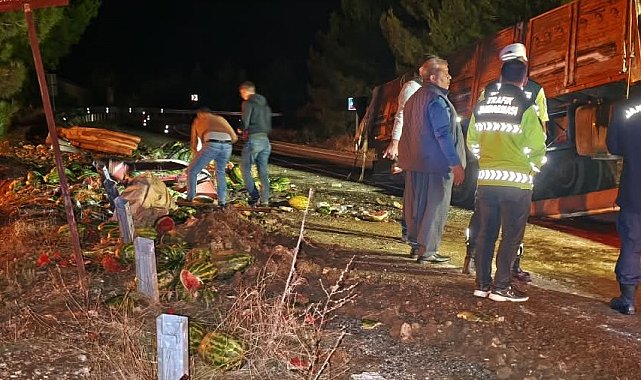 Kamyon devrildi, savrulan karpuzların çarptığı 2 kişi yaralandı