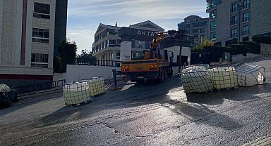 Kamyon kasasından düşen tanklardaki kimyasal madde yola sızdı
