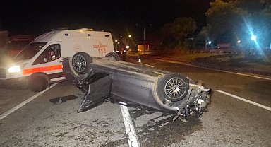 Kamyonetle çarpışan otomobil takla attı: 1'i ağır, 3 yaralı