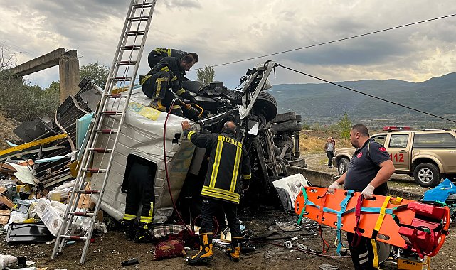 Kargo kamyonu köprüden düştü: 2 yaralı