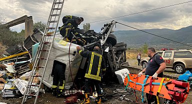 Kargo kamyonu köprüden düştü: 2 yaralı