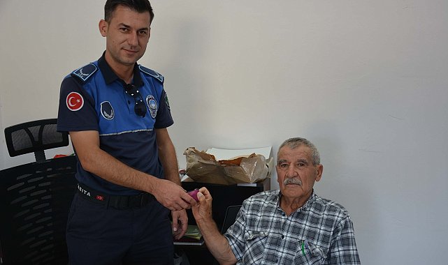 Kıbrıs gazisi bulduğu poşet içindeki altınları zabıtaya teslim etti