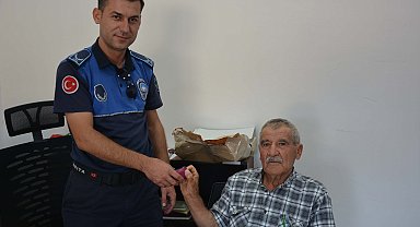Kıbrıs gazisi bulduğu poşet içindeki altınları zabıtaya teslim etti