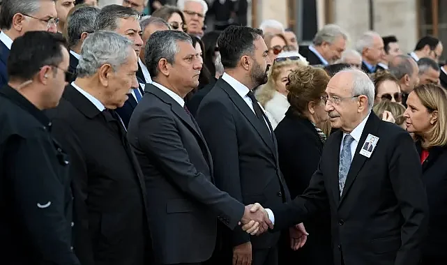 Kılıçdaroğlu ile Özel tokalaştı