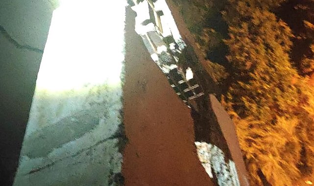 Kozan'da yıldırım düştü; elektrik direği ve bina zarar gördü, araçlarda hasar oluştu