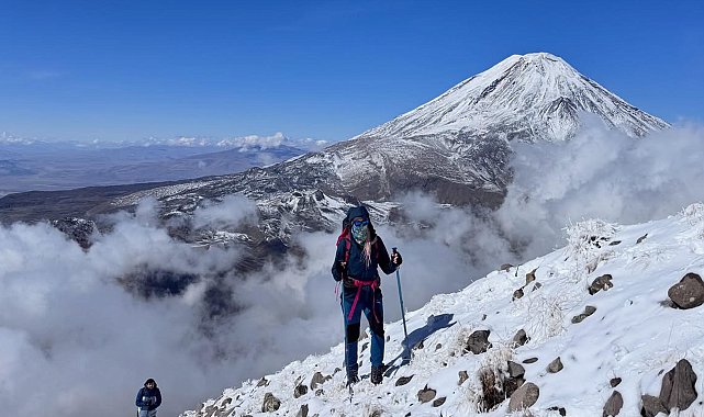 Küçük Ağrı Dağı'nın zirvesinden, bulutlar arasında yükselen Büyük Ağrı Dağı'nı izlediler
