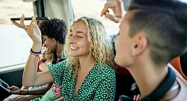 Kulaklıksız müzik dinleyenlere para cezası geliyor
