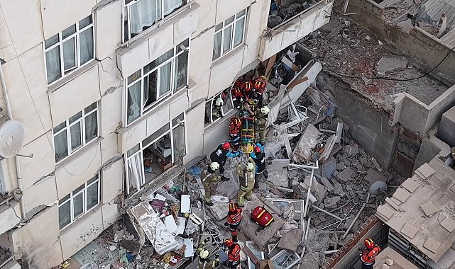 Maltepe 7 katlı binada çökme; 5 kişi kurtarıldı Yaralıların çıkarılışı havadan görüntü