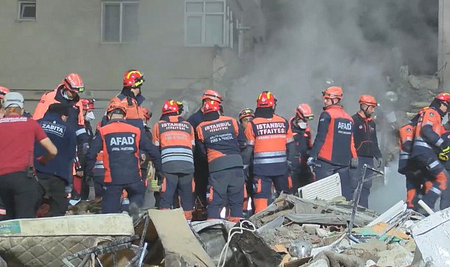 Maltepe'de çöken binadaki arama çalışmalarında enkazdan 1 kişi çıkarıldı Haber eklendi