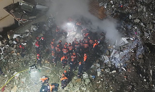 Maltepe'de enkaz altındaki 3 kişiyi arama çalışmaları havadan görüntülendi