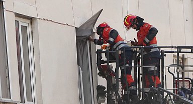 Maltepe'de itfaiye ekipleri çökmeyen katları kontrol etti: 'Sesimi duyan var mı?'