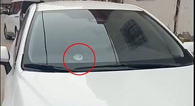 Mardin'de park halindeki otomobile yorgun mermi isabet etti
