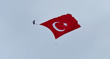 Mehmetçik, 3 bin metrekarelik Türk bayrağını dalgalandırdı