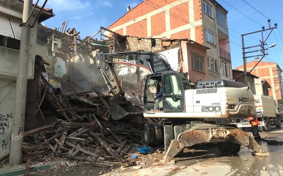 Metruk bina yıkımı aralıksız devam ediyor