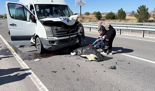 Minibüs, ters yönde emniyet şeridinde ilerleyen motosikletle çarpıştı; 1 ölü