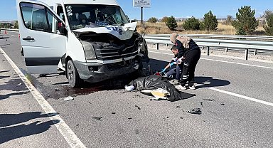 Minibüs, ters yönde emniyet şeridinde ilerleyen motosikletle çarpıştı; 1 ölü