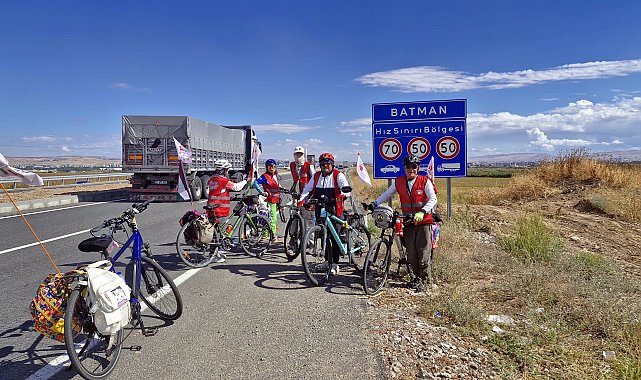 Öldürülen kız çocukları için Diyarbakır'dan İran'a pedal çeviriyorlar