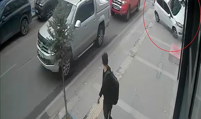 Otomobil, mobilya mağazasına çarptı