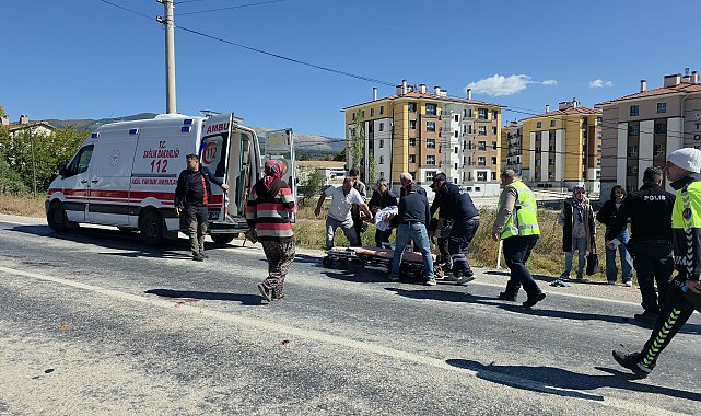 Otomobil ve motosiklet çarpıştı; 1 ölü, 2 yaralı
