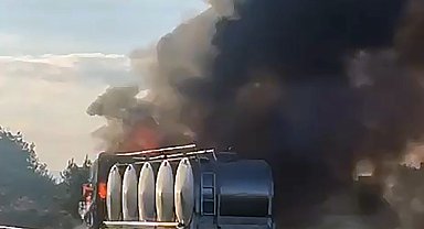 Otoyolda alev alan TIR, kullanılamaz hale geldi