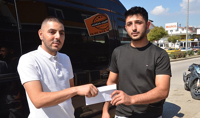 Parasını düşüren motosikletliye sanal medyadan ulaşıp teslim etti