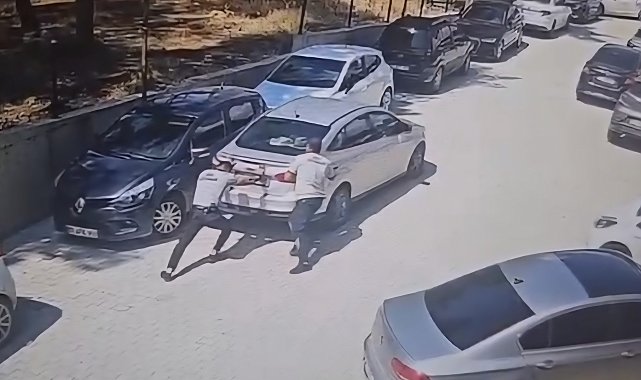Park halindeyken geriye hareket eden otomobili güvenlik görevlileri durdurdu
