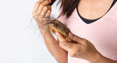 Saç dökülmesini mevsime bağlayıp geçmeyin! Bu belirtiler varsa dikkat